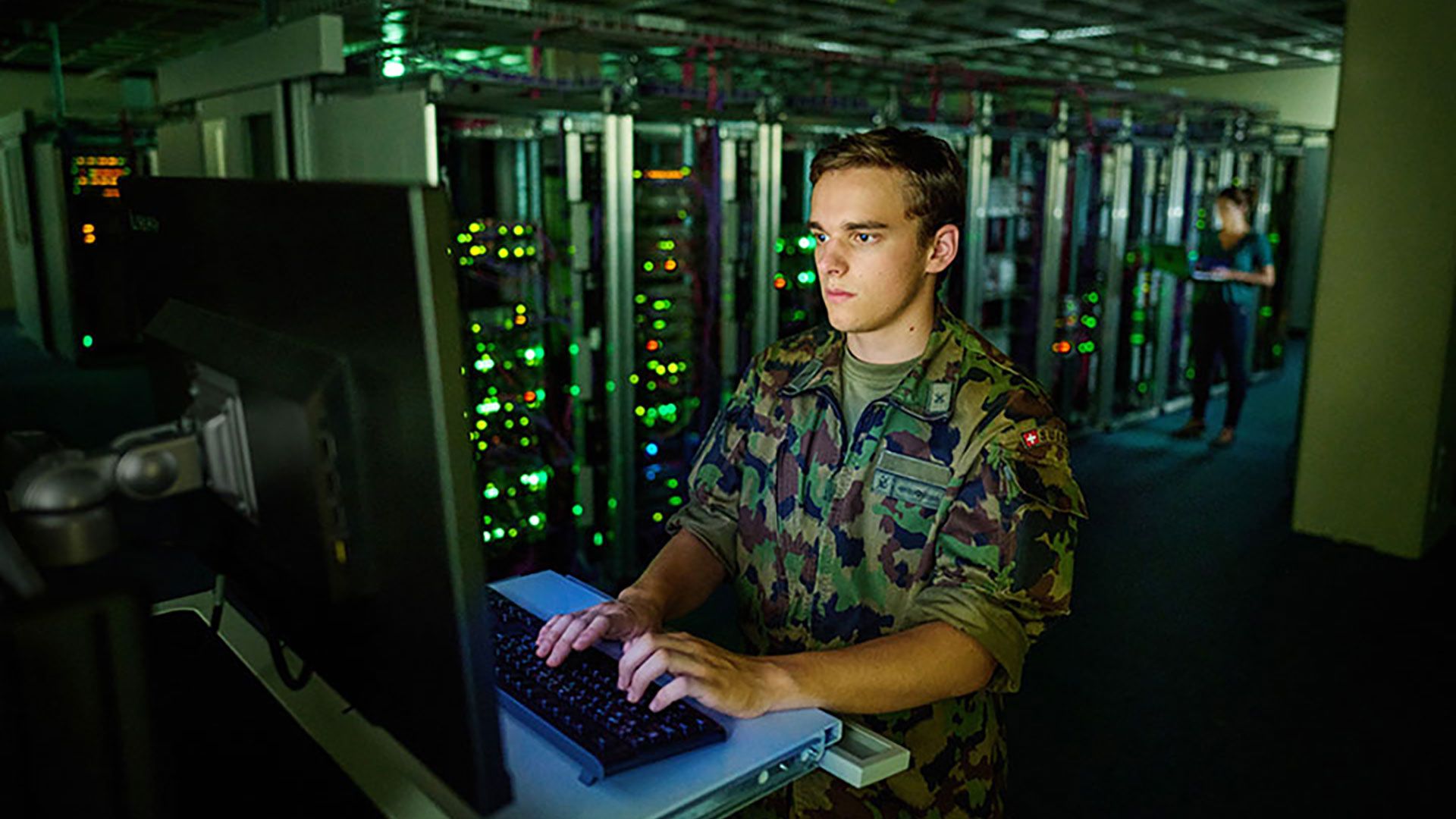 Militare al lavoro in un locale server