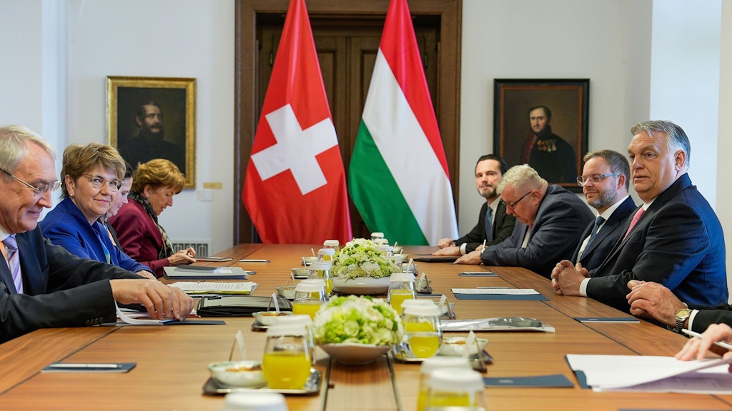 Viola Amherd und Viktor Orbán mit ihren Delegationen