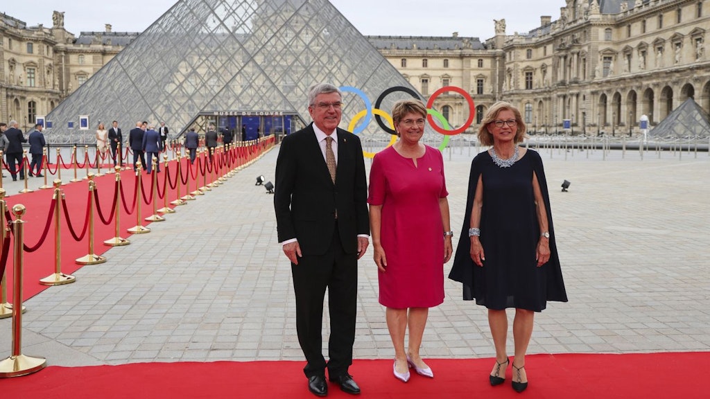 Thomas Bach, Präsident des Internationalen Olympischen Komitees und seine Frau Claudia Bach mit Bundespräsidentin Viola Amherd.