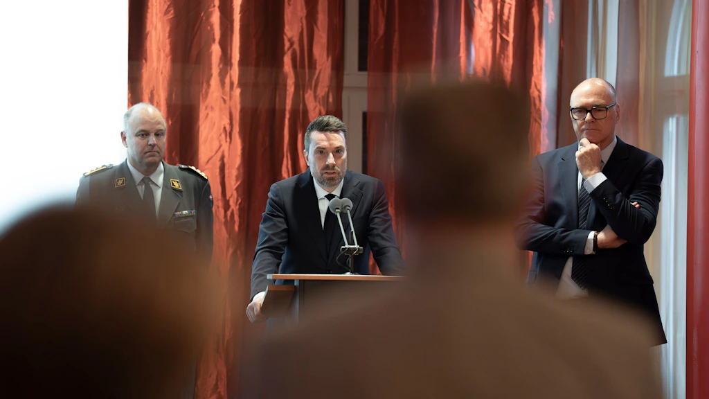 Bundesrat Martin Pfister, der Chef der Armee Benedikt Roos und NDB-Direktor Serge Bavaud stehen Red und Antwort.