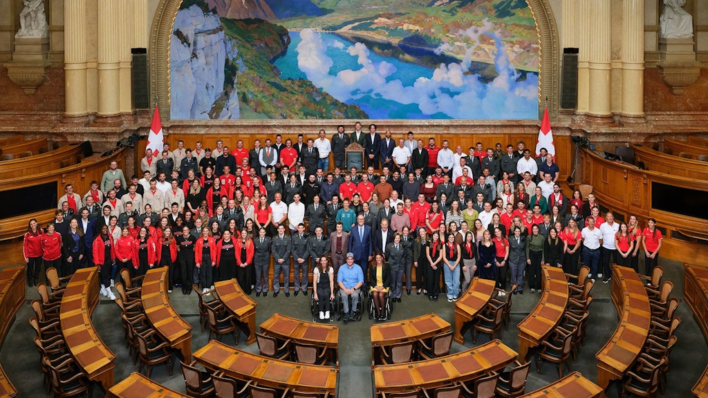 Gruppenbild im Nationalratssaal mit über 200 Athletinnen und Athleten, Bundesrat Martin Pfister, BASPO-Direktorin Sandra Felix und Vizepräsident des Nationalratsrats Pierre-André Page.