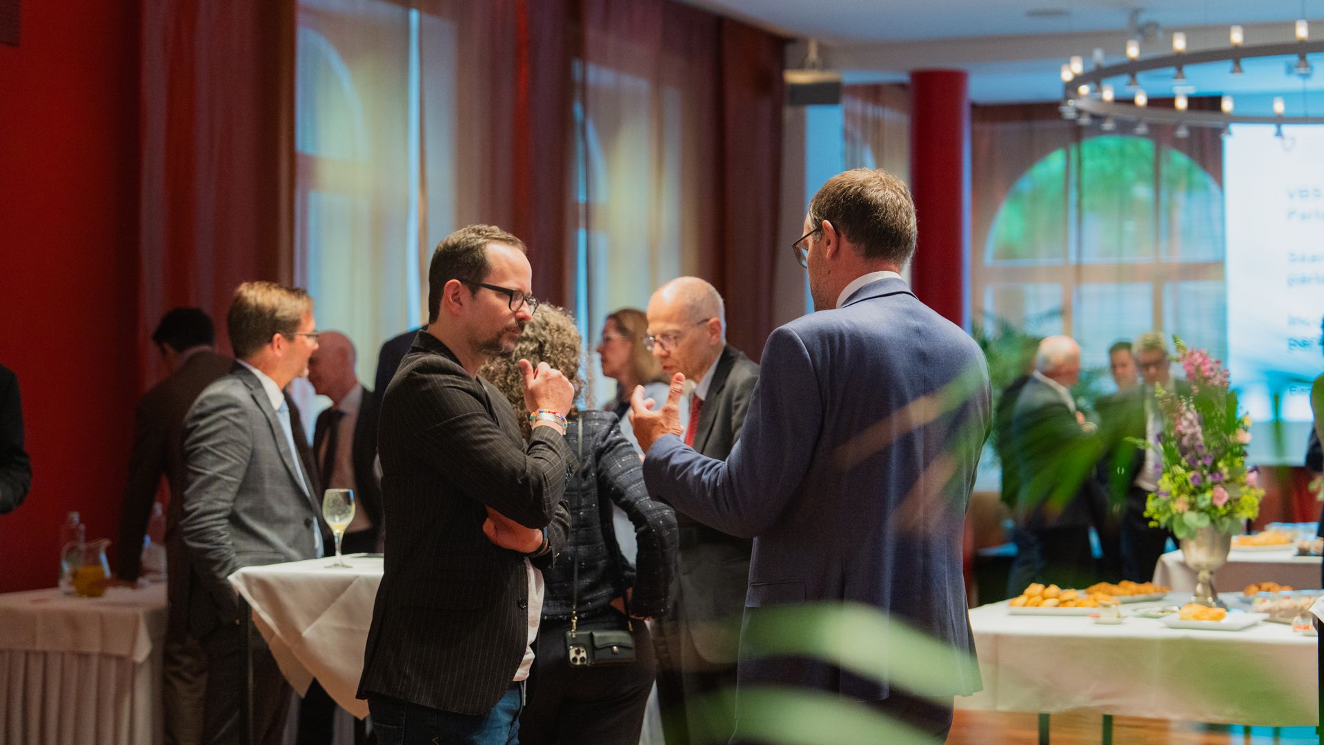 Nationalrat Balthasar Glättli (Grüne) im Austausch mit Robert Scheidegger, Stv. Generalsekretär VBS und Chef Planung, Controlling, Digitalisierung und Sicherheit