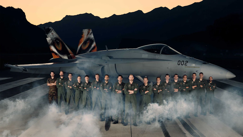 Die Fliegerstaffel 11 posiert von einem F/A-18. (Gesichter verpixelt). 