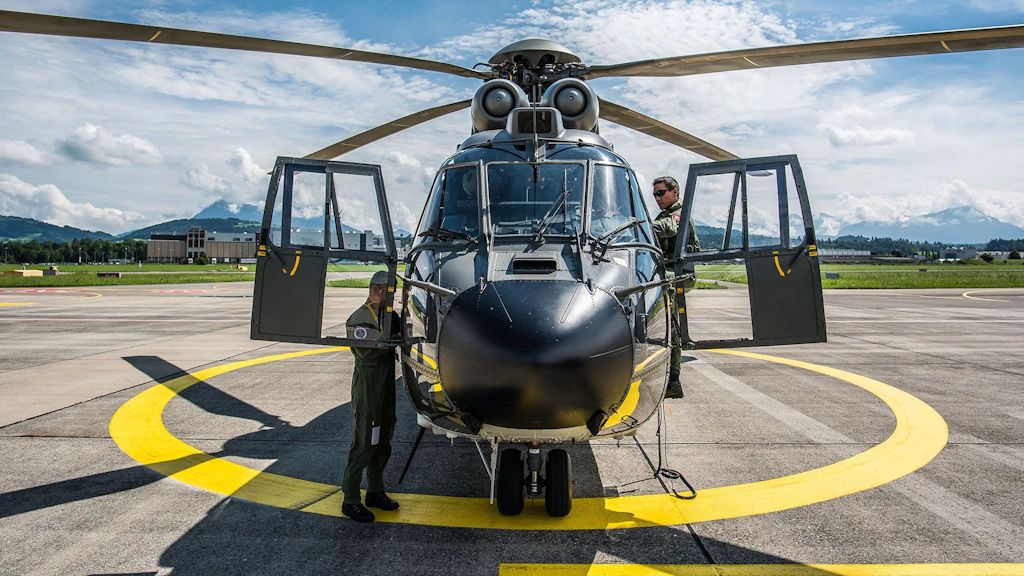 Transporthubschrauber auf Helikopterlandeplatz