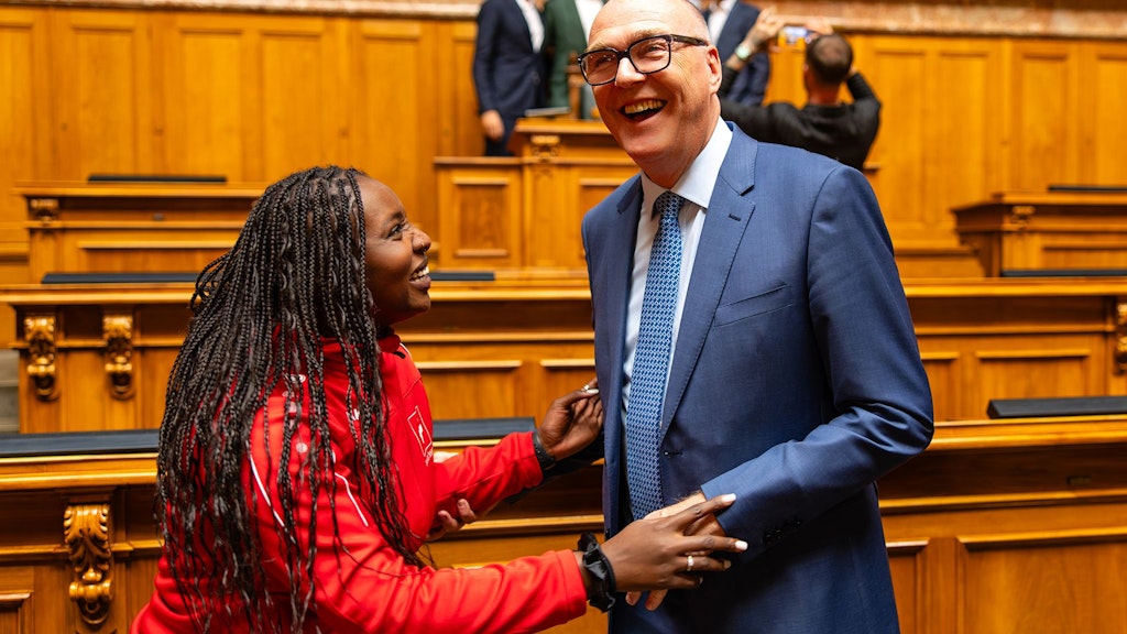 Bundesrat Martin Pfister hat sichtlichen Spass am Austausch.
