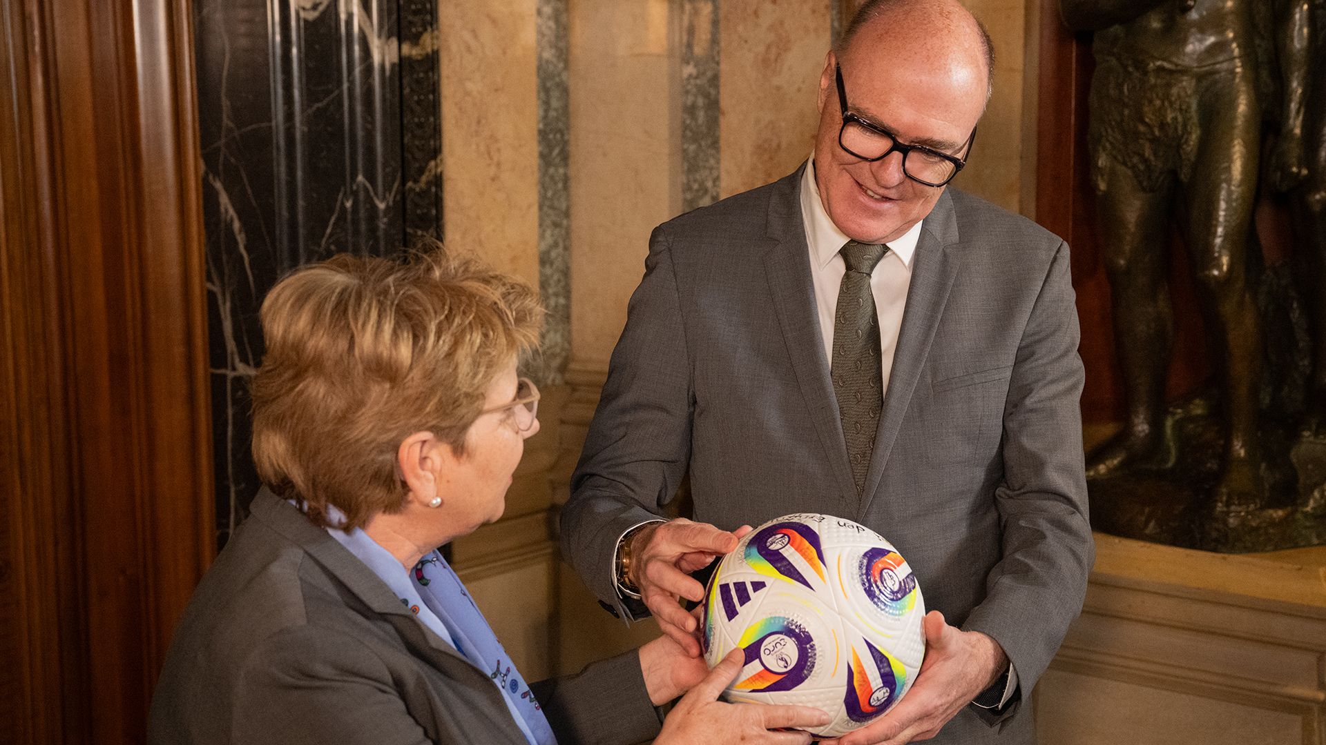 Ein Fussball der Fussball-Europameisterschaften der Frauen repräsentiert das BASPO