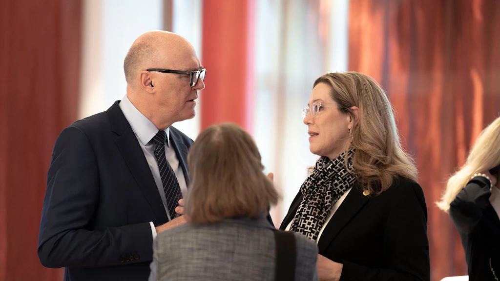 Der Verteidigungsminister diskutiert mit BABS-Direktorin Michaela Schärer und Nationalrätin Isabelle Chappuis (Mitte).