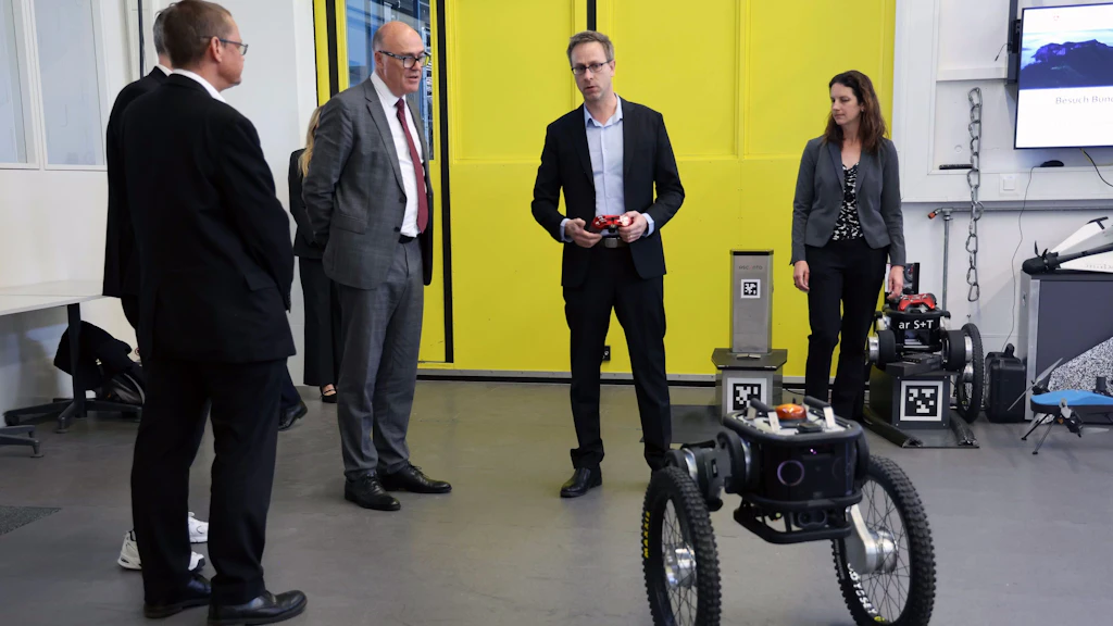 Bundesrat Pfister besucht armasuisse in Thun.