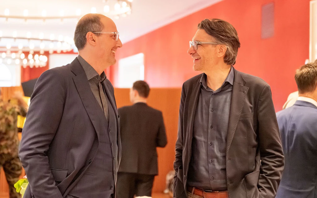 Fröhlicher Austausch beim Stehfrühstück: BACS-Direktor Florian Schütz mit Nationalrat Gerard Andrey …,