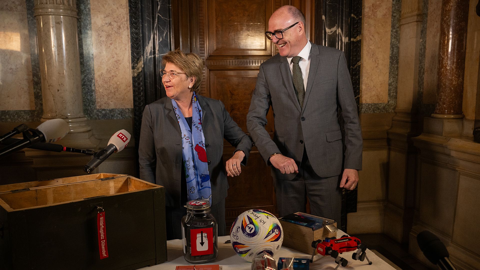 Gute Laune: «Die Farbe der Kleidung wurde im Vorfeld nicht abgestimmt», merkt Viola Amherd an.