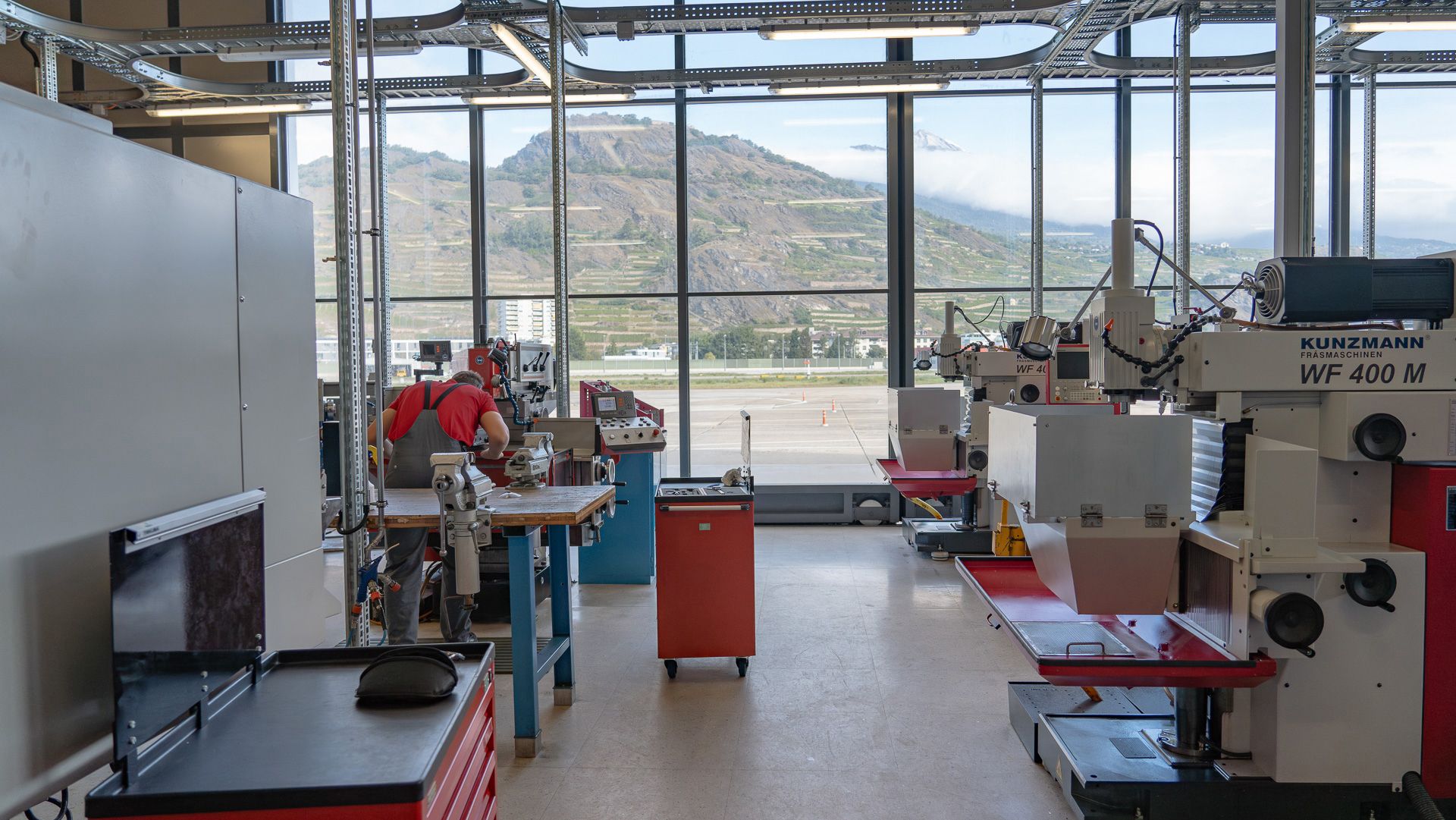 Den Lernenden stehen für ihre Arbeit grosse Räumlichkeiten zur Verfügung 