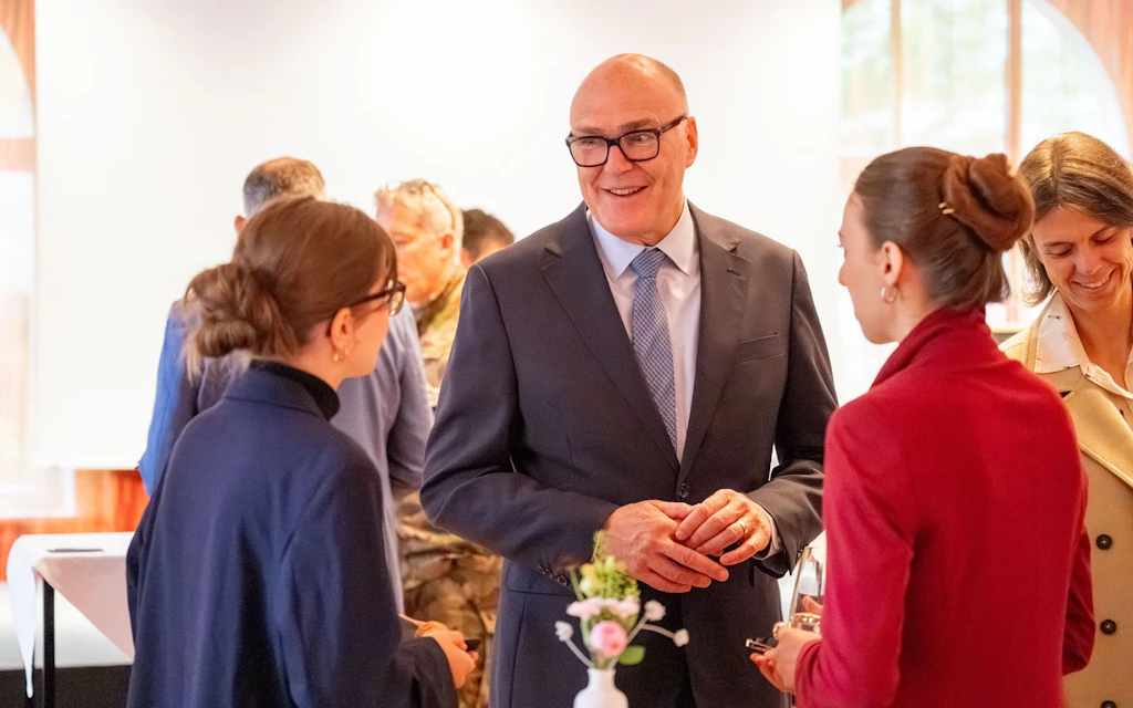 … und der VBS-Chef mit zwei Studentinnen der ETH.