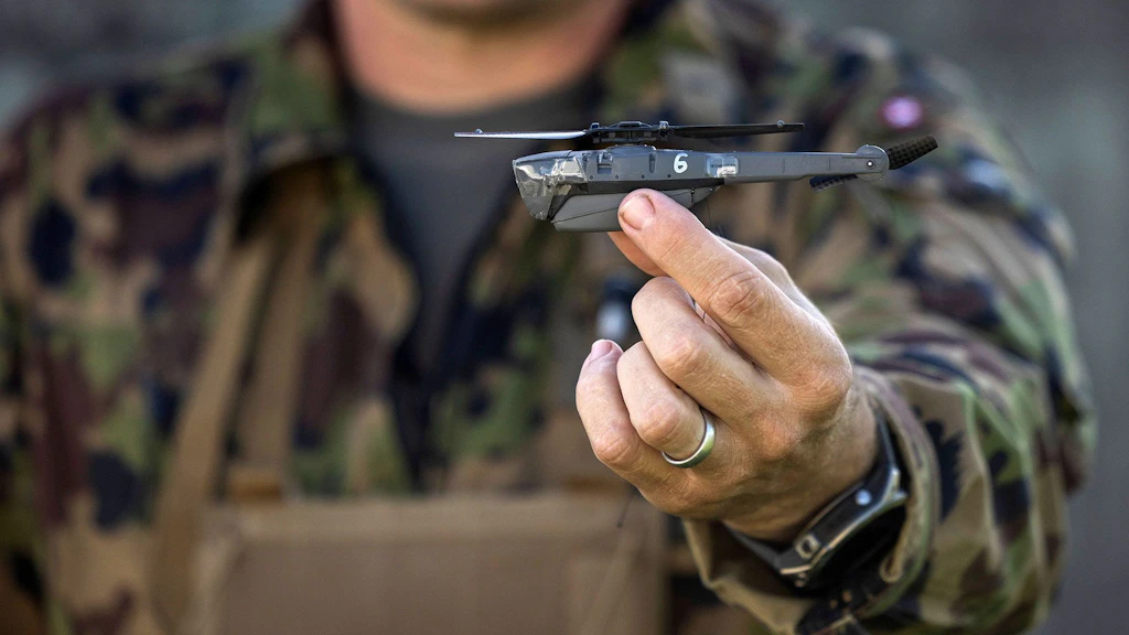 AdA hält BLACK HORNET 3 PRS Drohne