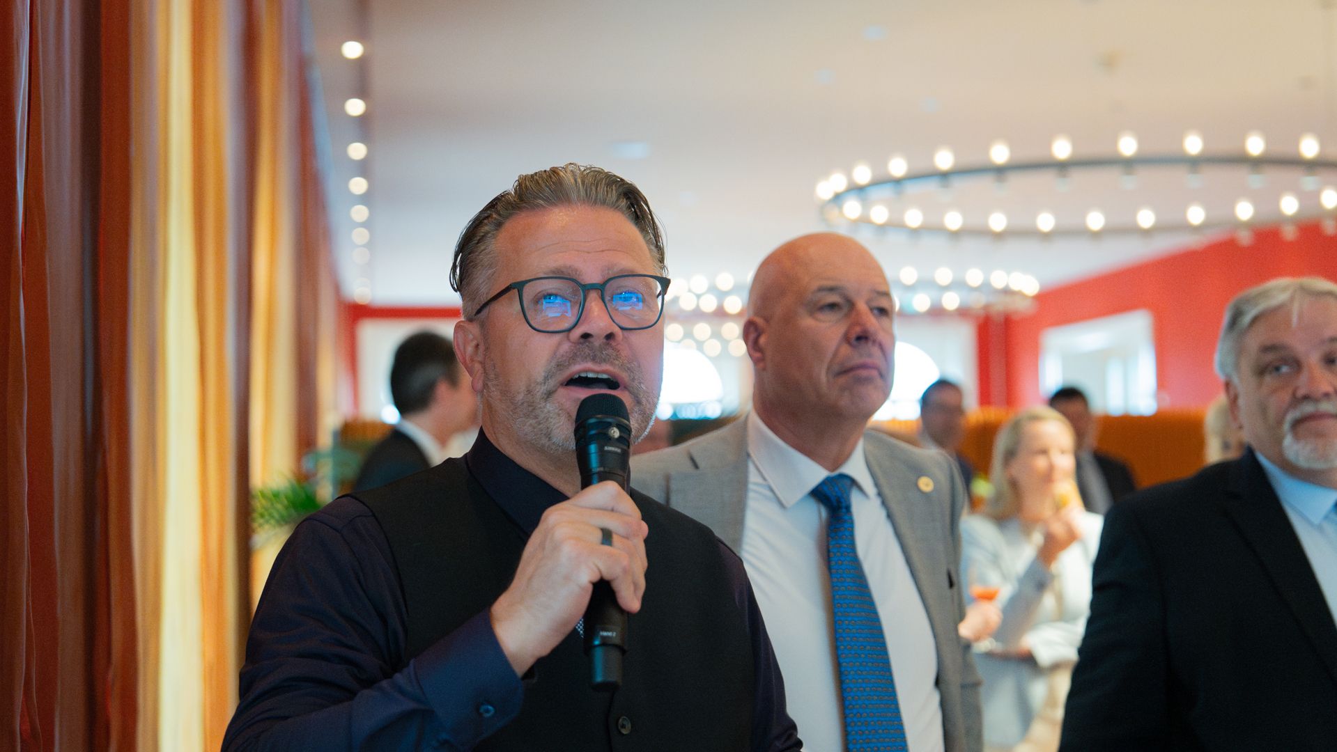 … und Thomas Rechsteiner (Mitte) stellen Nachfragen an die Adresse von Urs Loher.