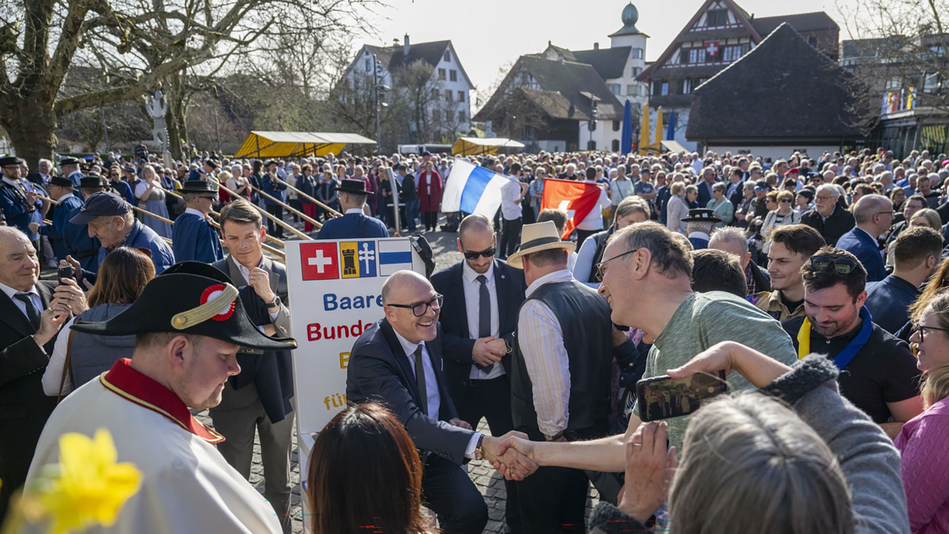 Schulhausplatz Marktgasse: Martin Pfister nimmt Gratulationen entgegen.