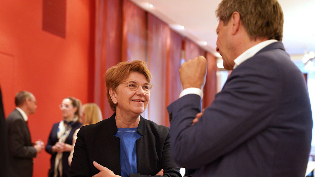 Bundespräsidentin Viola Amherd lädt jeweils während den Sessionen die Parlamentarierinnen und Parlamentarier zum traditionellen VBS-Infofrühstück ein.