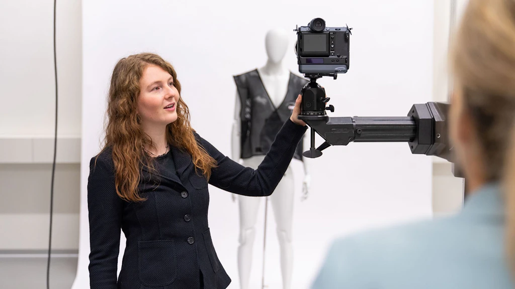 Sara Affolter zeigt das grosse Fotostudio im DMA. 