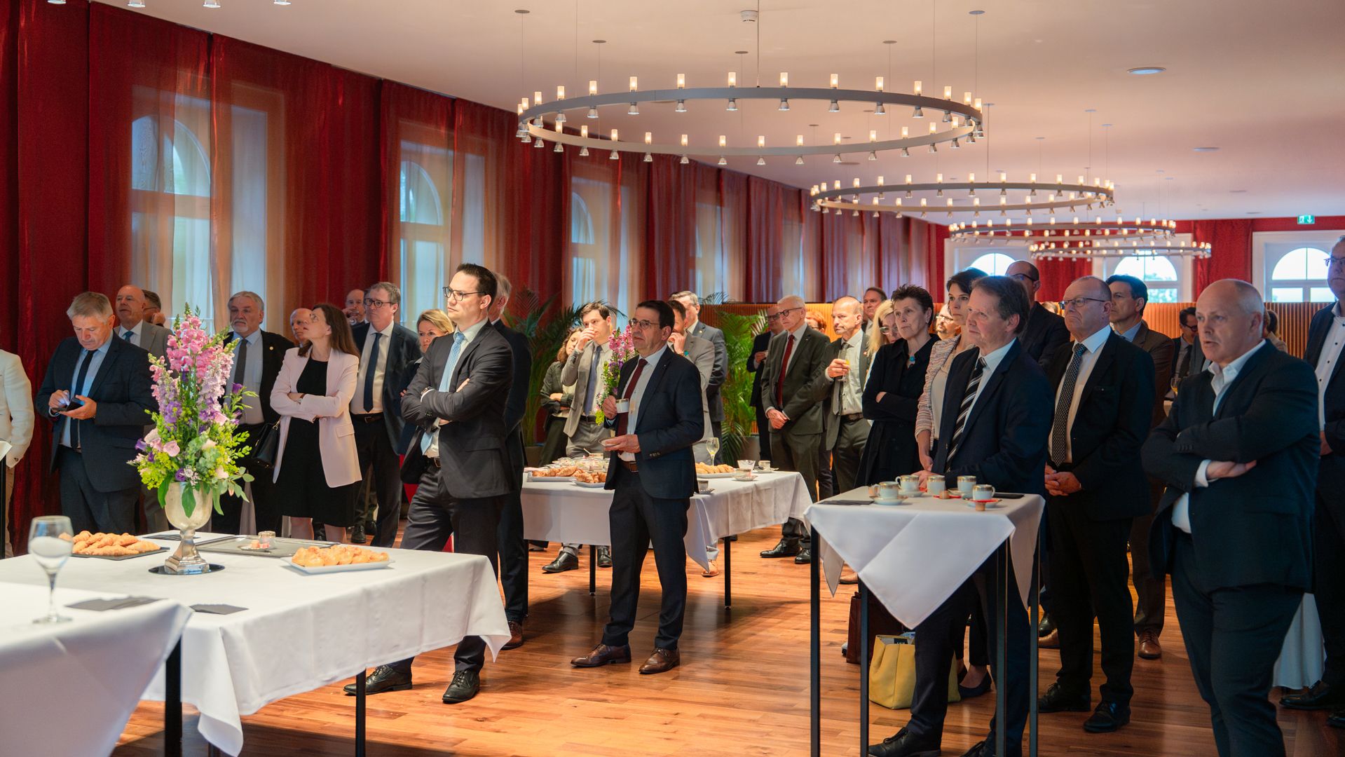 Die Parlamentarierinnen und Parlamentarier und Departementsleitungsmitglieder des VBS folgen gespannt den Ausführungen der Referenten.