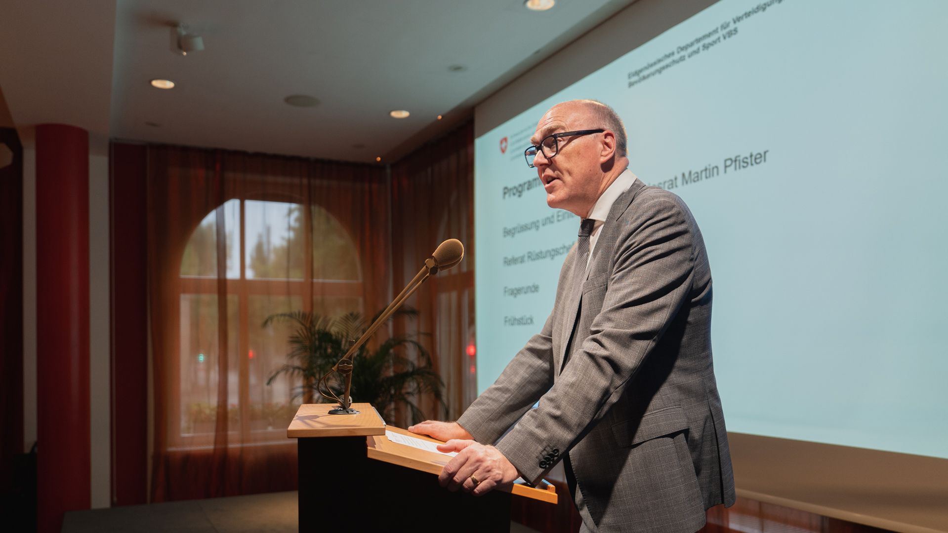 Bundesrat Martin Pfister begrüsst an seinem ersten VBS-Infotreff die zahlreich erschienenen Parlamentarierinnen und Parlamentarier. 