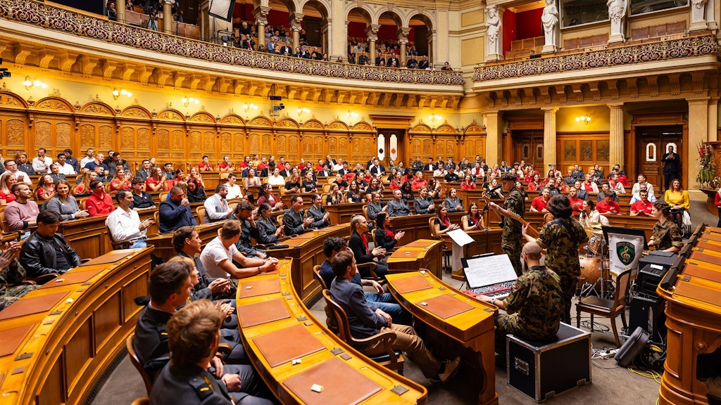 Die Athletinnen und Athleten klatschen bei den musikalischen Rockeinlagen mit.