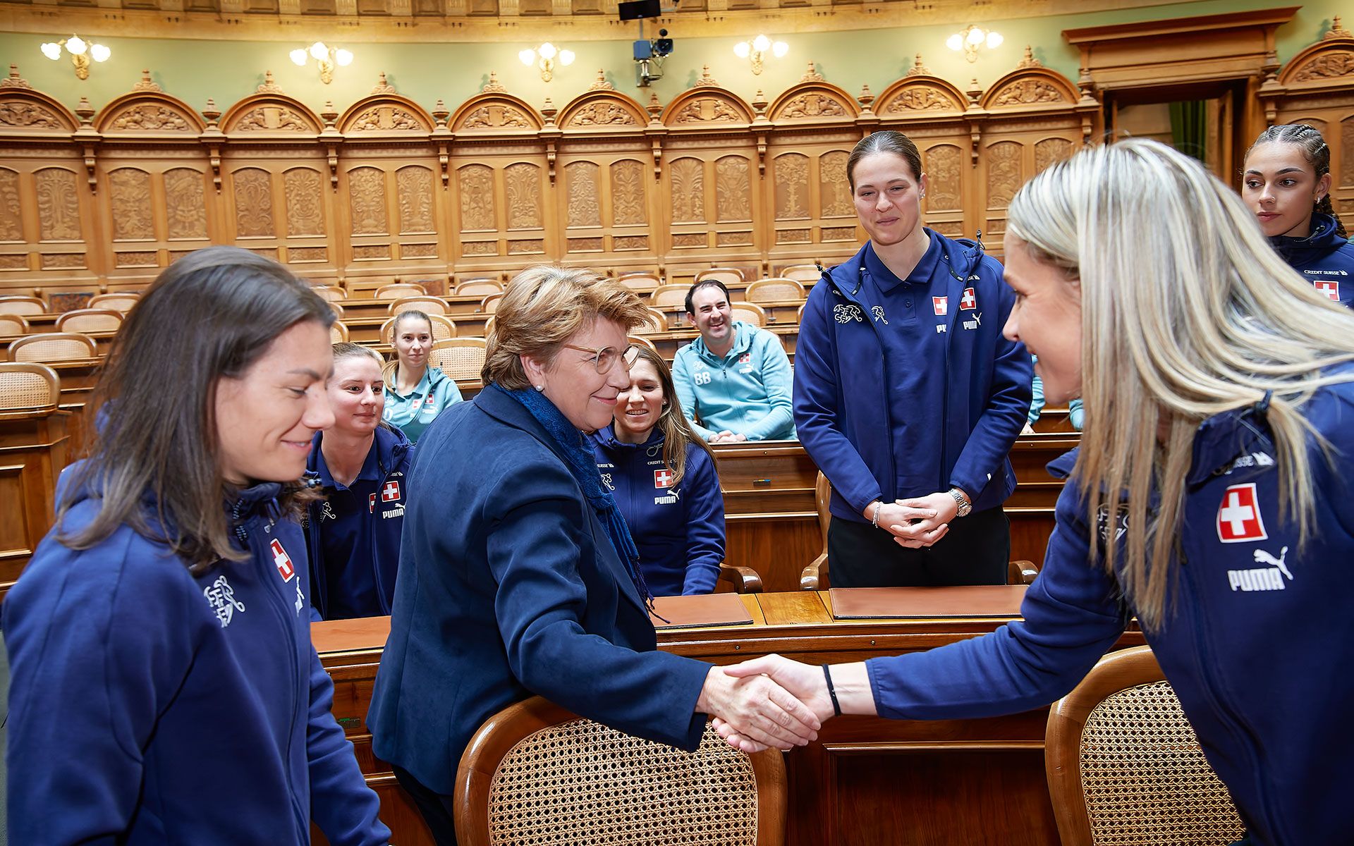 Bundesrätin Amherd begrüsst im Nationalratssaal jede Spielerin einzeln.