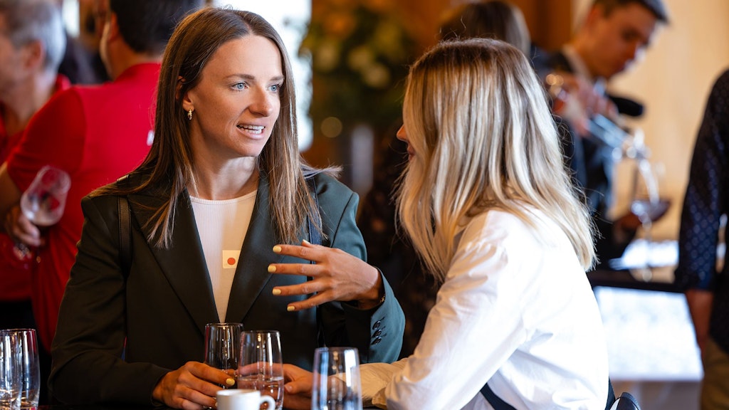 … und Langläuferin Nadine Fähndrich geniessen den Apéro in der Galerie des Alpes.