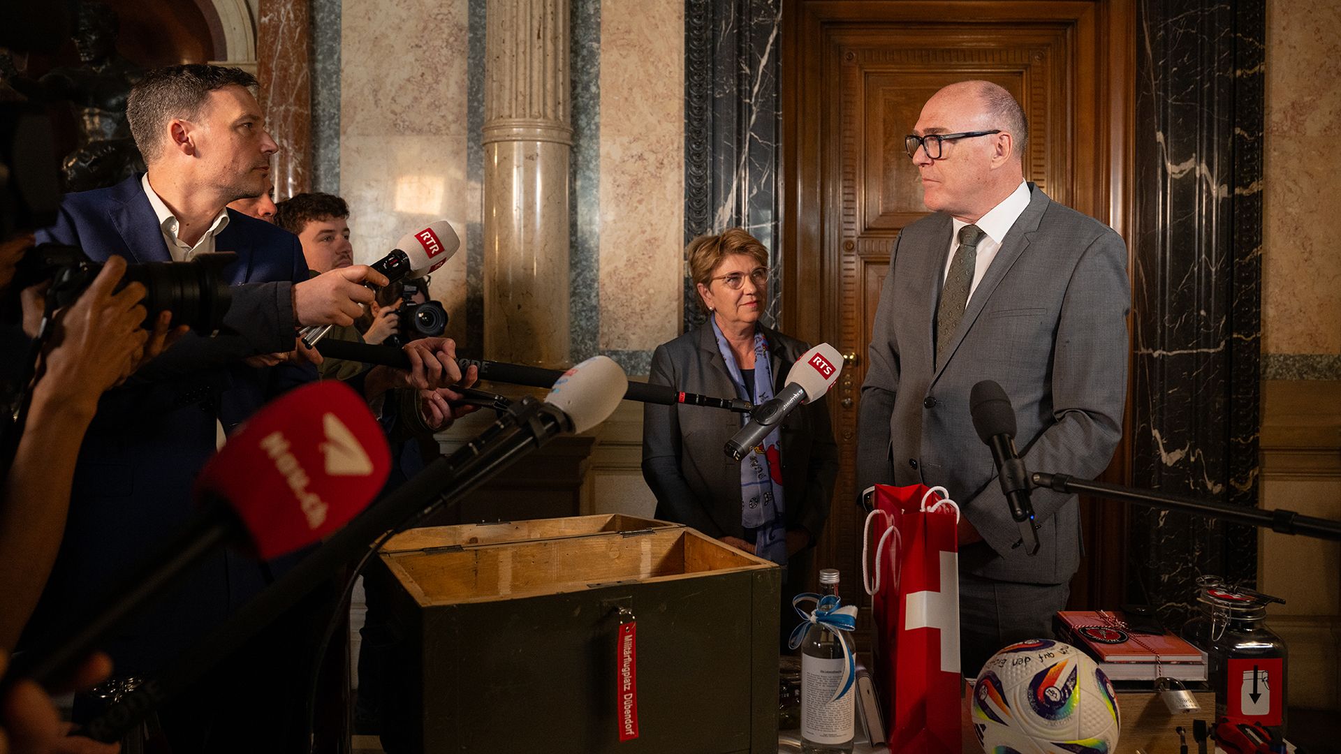 Viola Amherd und Martin Pfister stellen sich den Fragen der sehr zahlreich anwesenden Medien.