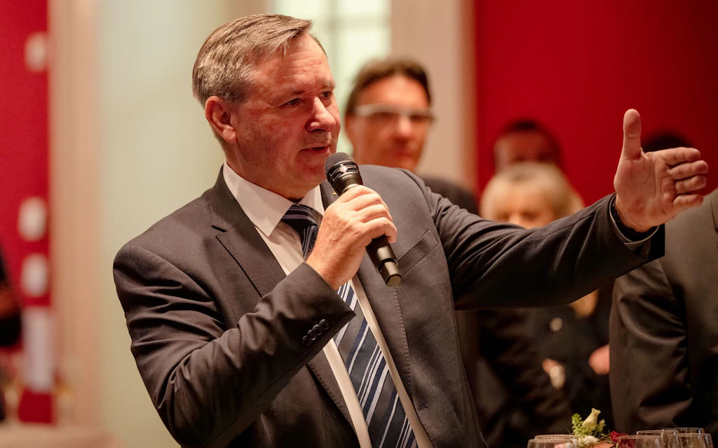 Das Thema Weltraum stösst bei den Parlamentarierinnen und Parlamentarier auf reges Interesse. Fragen von Ständerat Werner Salzmann (SVP), …