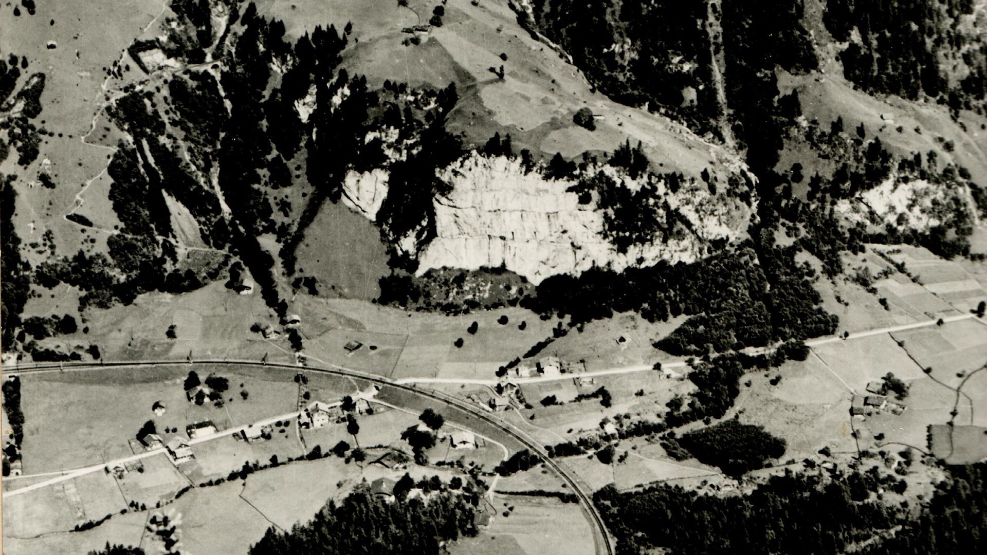 «In der Fluh» - historische Luftaufnahme von Mitholz