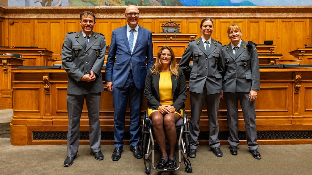 Der Sportminister freut sich zusammen mit den erfolgreichen Parathletinnen Claire Ghiringhelli (Rudern), Céline van Till (Cycling) und Elena Krater (Leichtathletik) sowie Paraathlet Aron Fahrni (Snowboard).