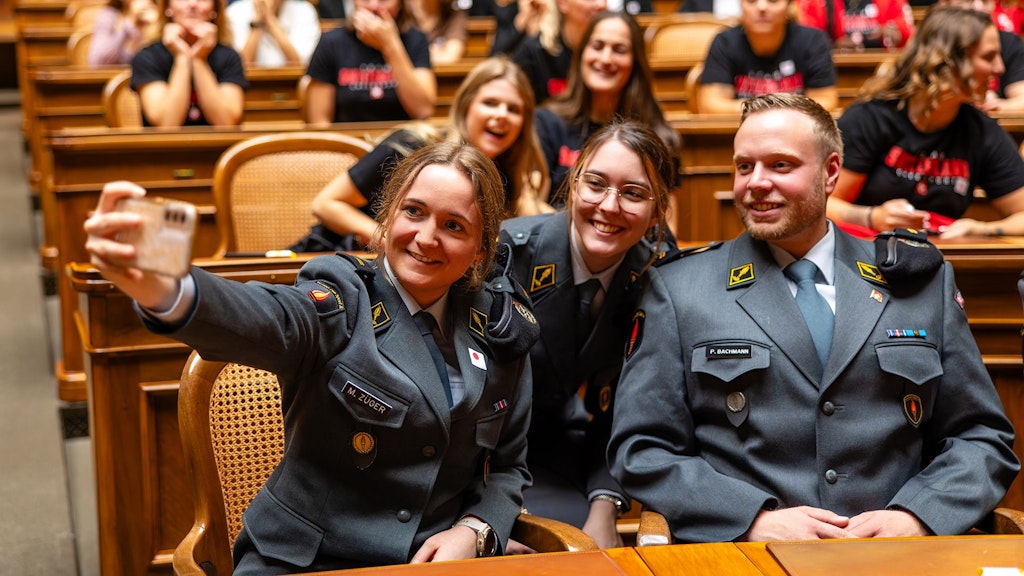 Selfies im Nationalratssaal vor Beginn des offiziellen Teils.