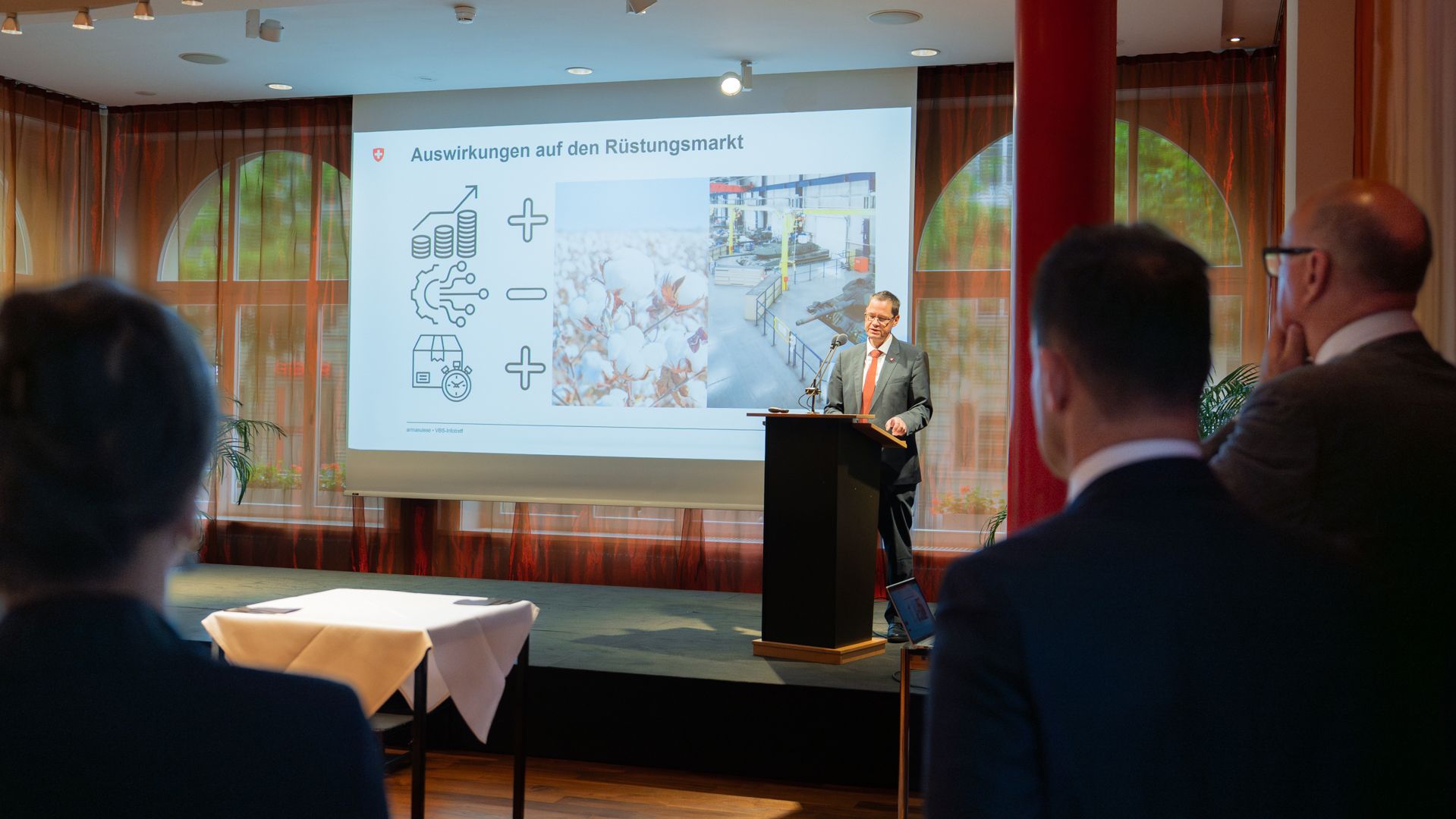 Rüstungschef Urs Loher erklärt die Herausforderungen der Rüstungsindustrie in der Schweiz.