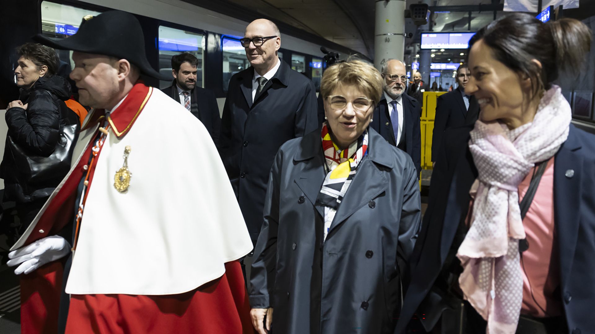 Bahnhof Bern: Der neugewählte Bundesrat Martin Pfister begibt sich mit Bundesrätin Viola Amherd und weiteren Gästen zum Sonderzug, der die Gesellschaft zur Feier nach Baar fährt. 