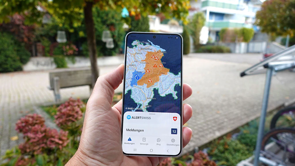 Handy mit geöffneter Alertswiss-App