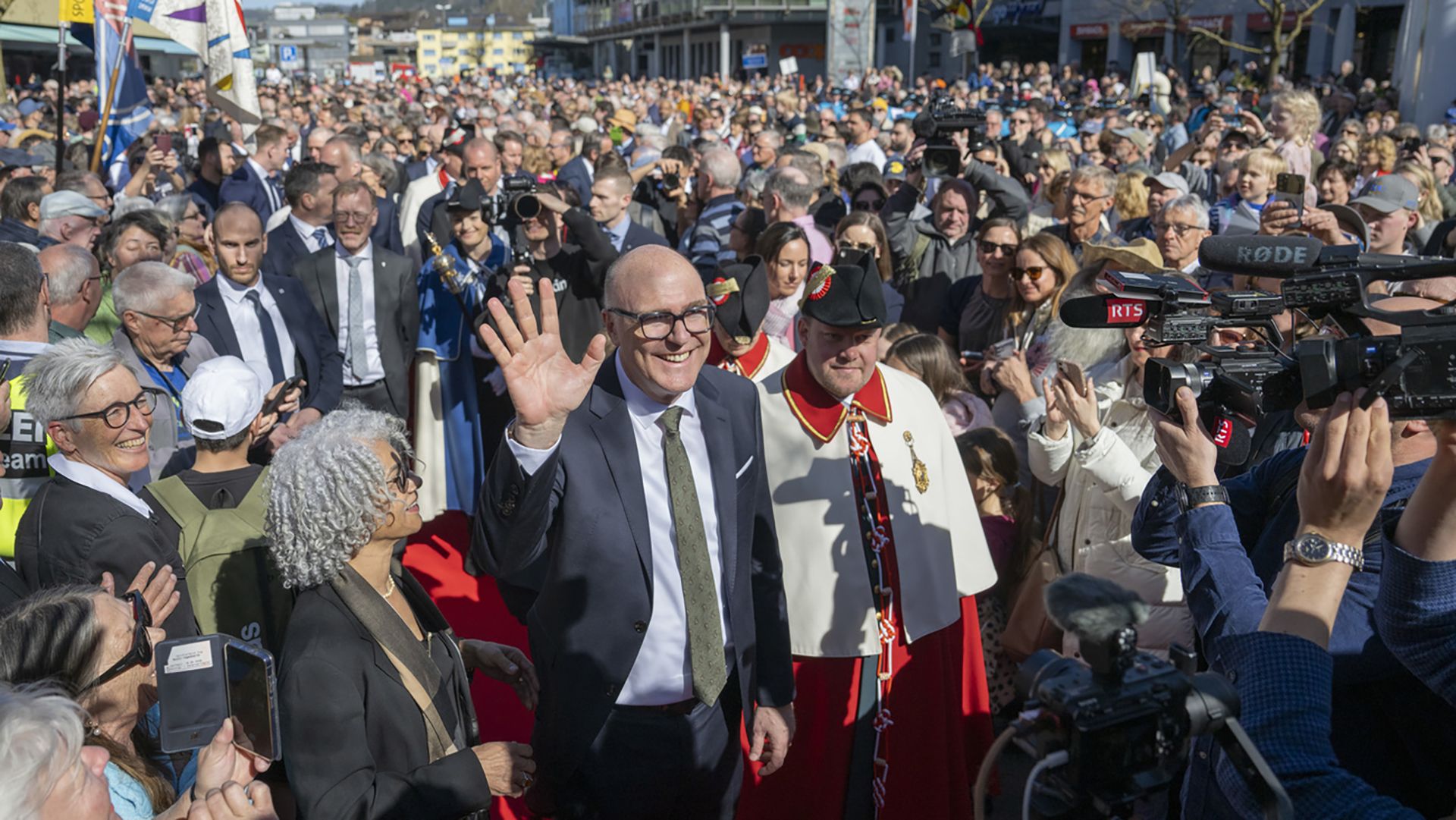 Baar: Bundesrat Martin Pfister und seine Frau Cacilda Pfister geniessen das Bad in der Menge. 