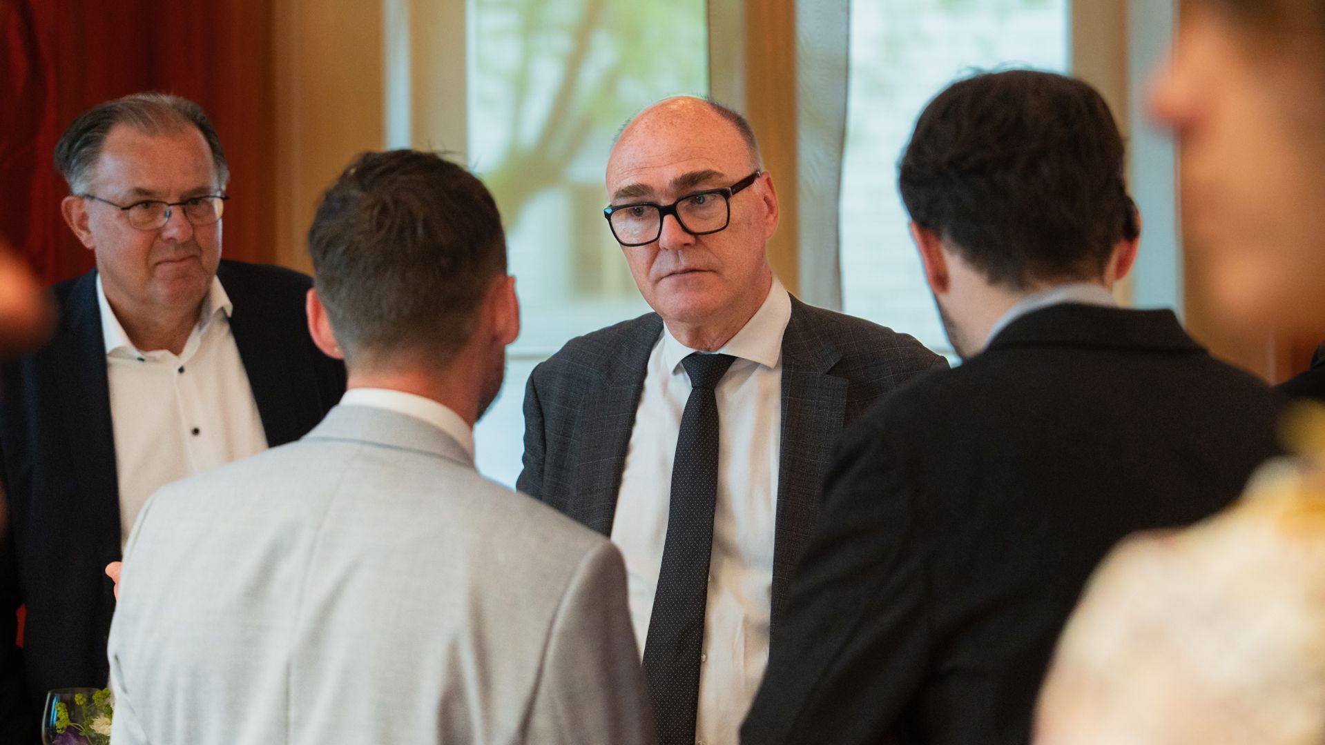 Der Verteidigungsminister hört sich die Anliegen der Parlamentarier an.