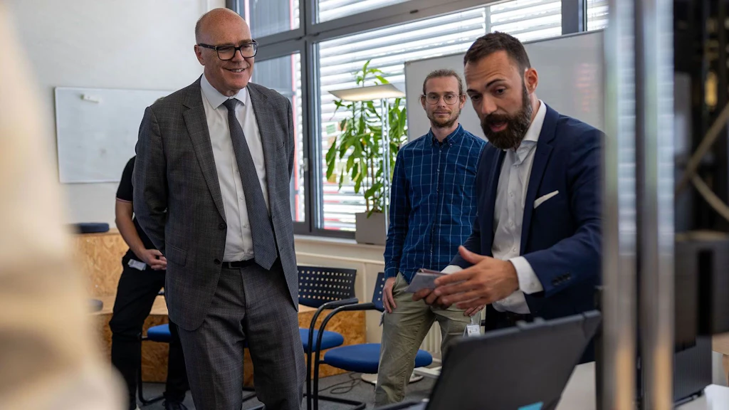 Bundesrat Martin Pfister zu Besuch beim Kommando Cyber.