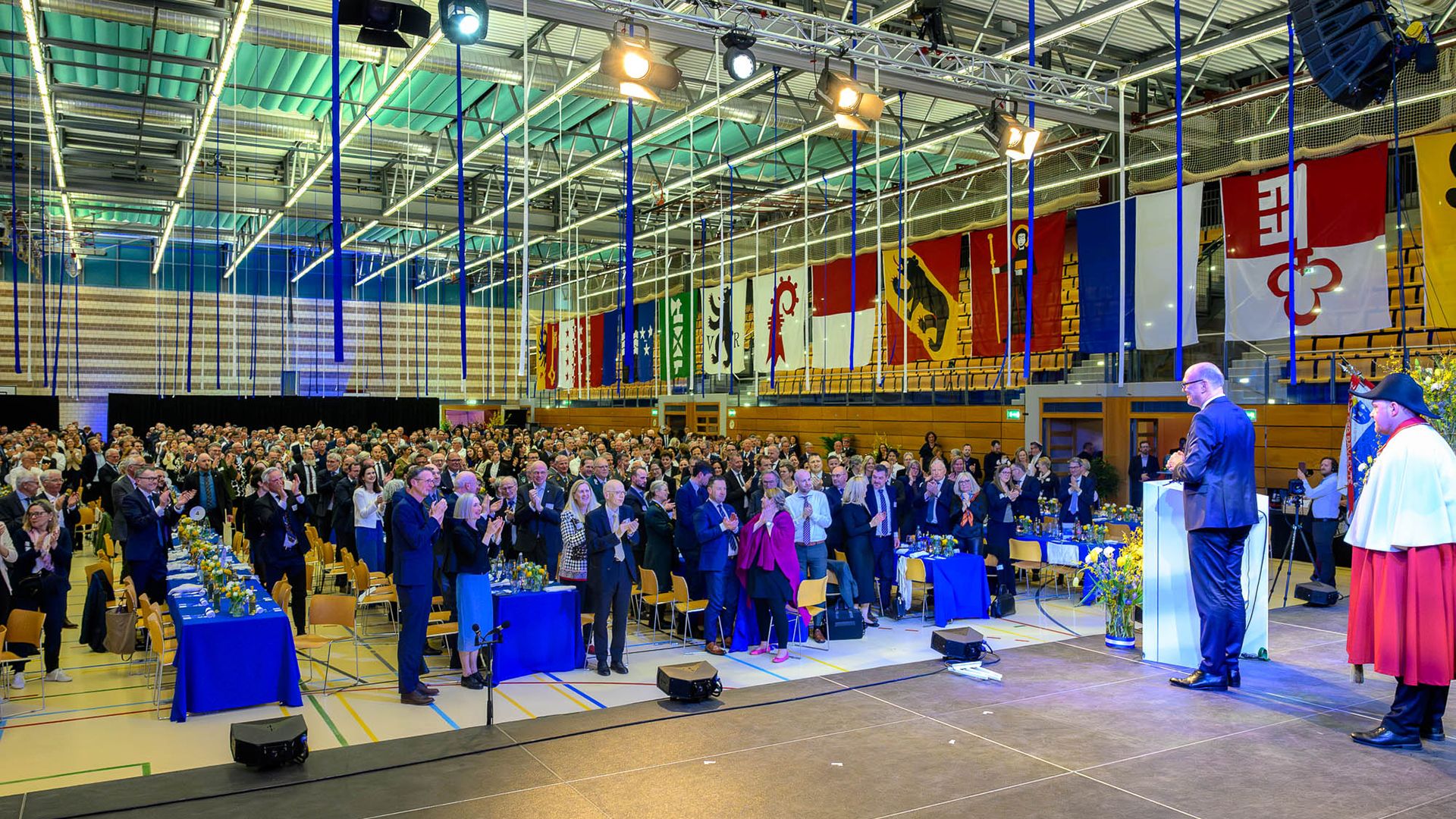 Feier für geladene Gäste in der Waldmannshalle.