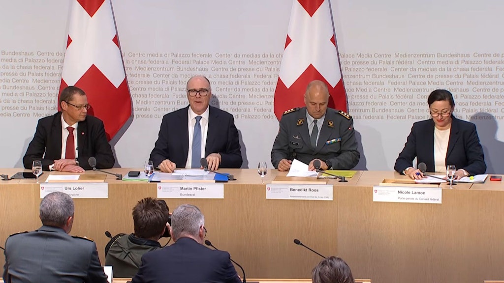 Rüstungschef Urs Loher, Bundesrat Martrn Pfister, Armeeechef Benedikt Roos und Vizekanzlerin Nicole Lamon