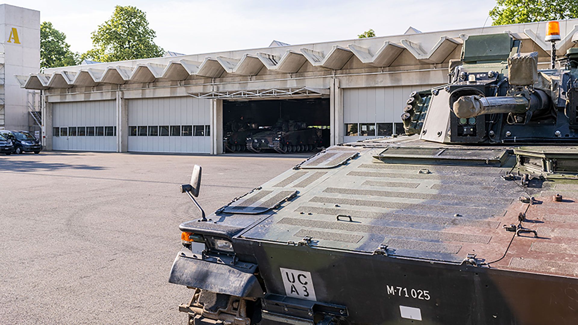 Eine der zwölf Panzerhallen in Thun