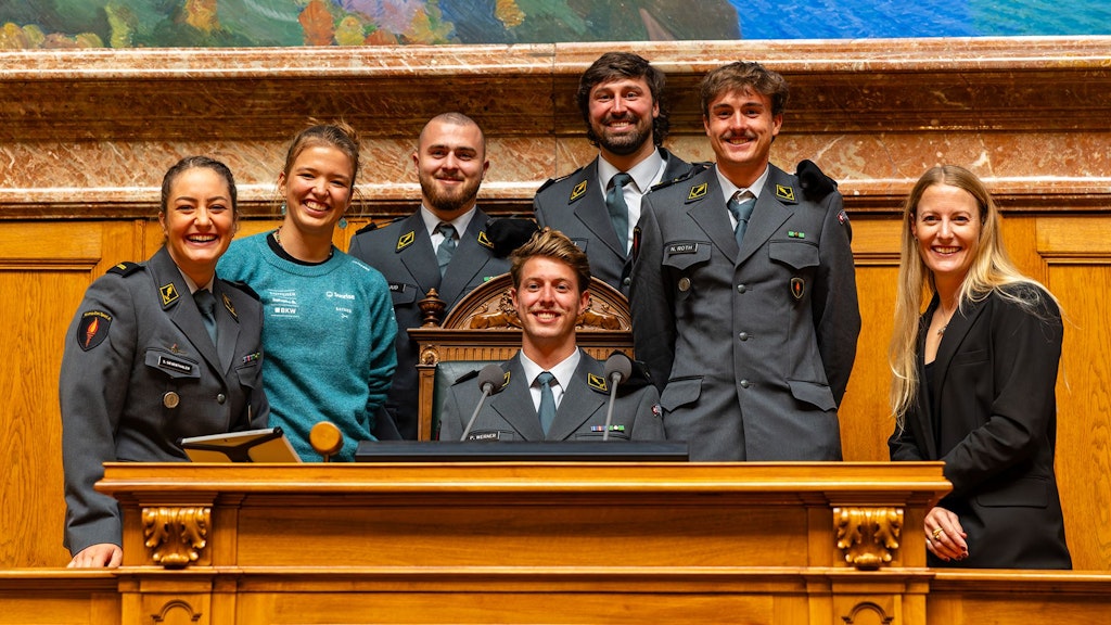 Waren alle an der WM in Sankt Moritz erfolgreich: Sina Siegenthaler (Snowboardcross Team), Lina Kozomara (Aerials Team), Valerio Jud (Snowboardcross Team), Pirmin Werner (Aerials Team/Einzel), Ryan Regez (Skicross Team/Einzel), Noé Roth (Aerials Team/Einzel) und Fanny Smith (Skicross Team/Einzel) nehmen den Sitz der Nationalratspräsidentin in Beschlag. (v.l.n.r)