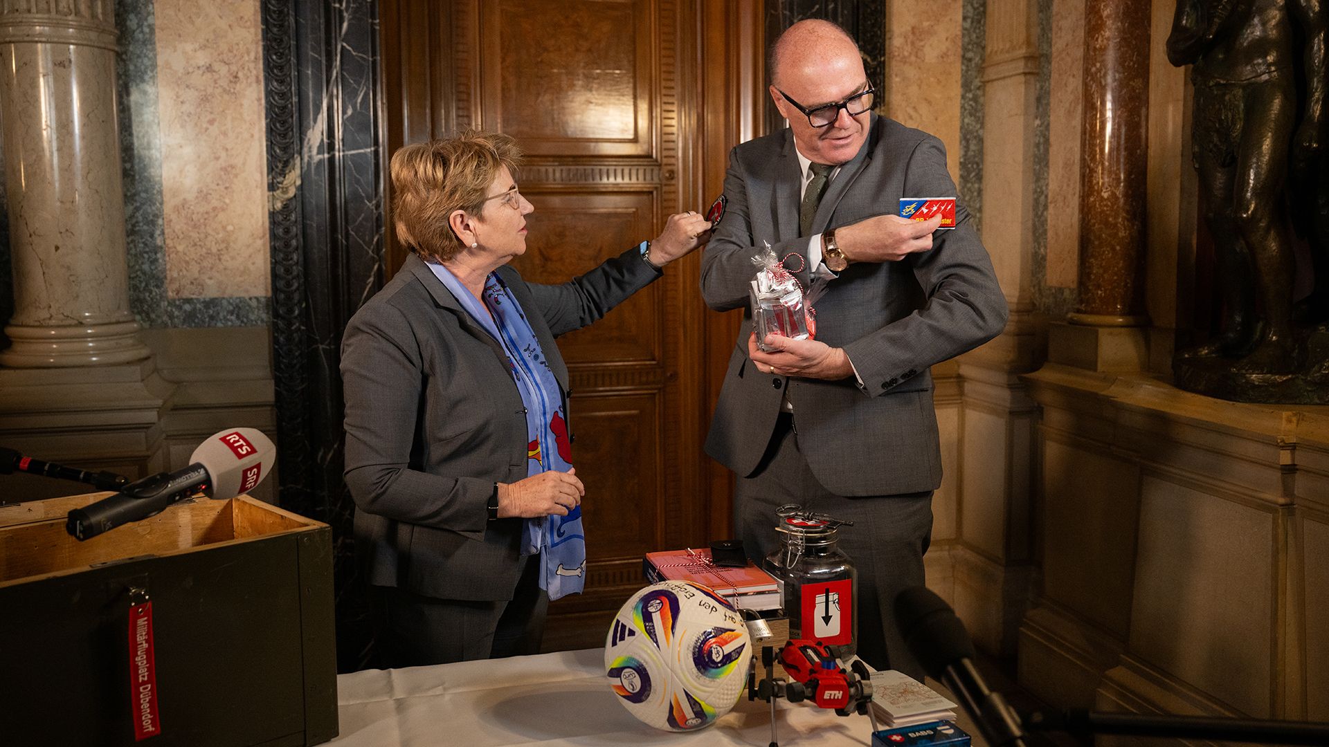 Martin Pfister bekommt unter anderem einen personalisierten Militärpiloten-Nametag geschenkt.