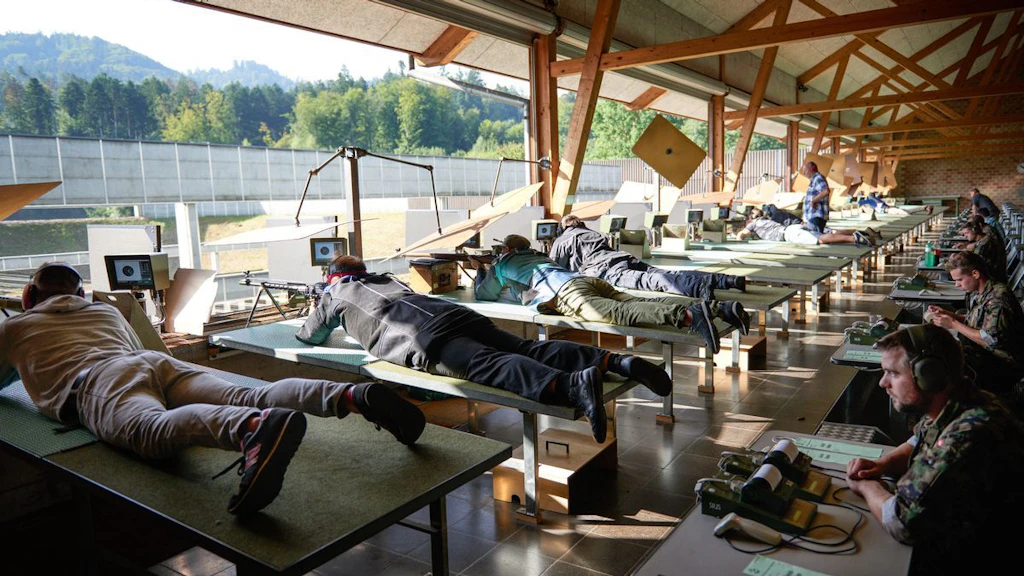 Schütze in Schiessstand beim 300m Schiessen