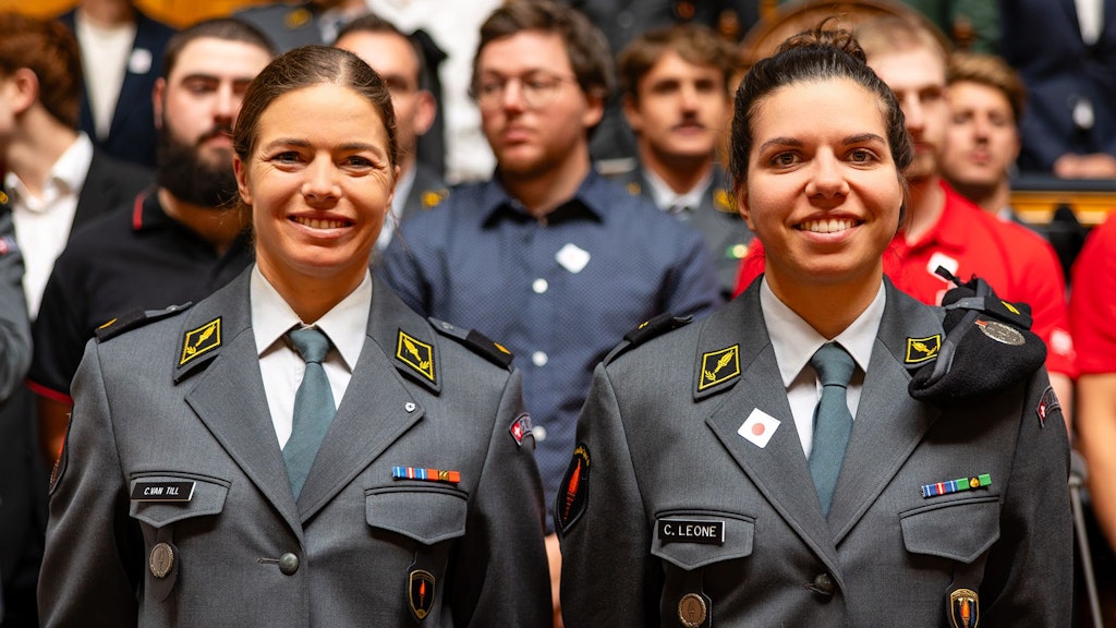 Sportsoldatinnen Céline van Till (Weltmeisterin Para-Cycling) und Chiara Leone (Silbermedaillen-Gewinnerin Sportschiessen).