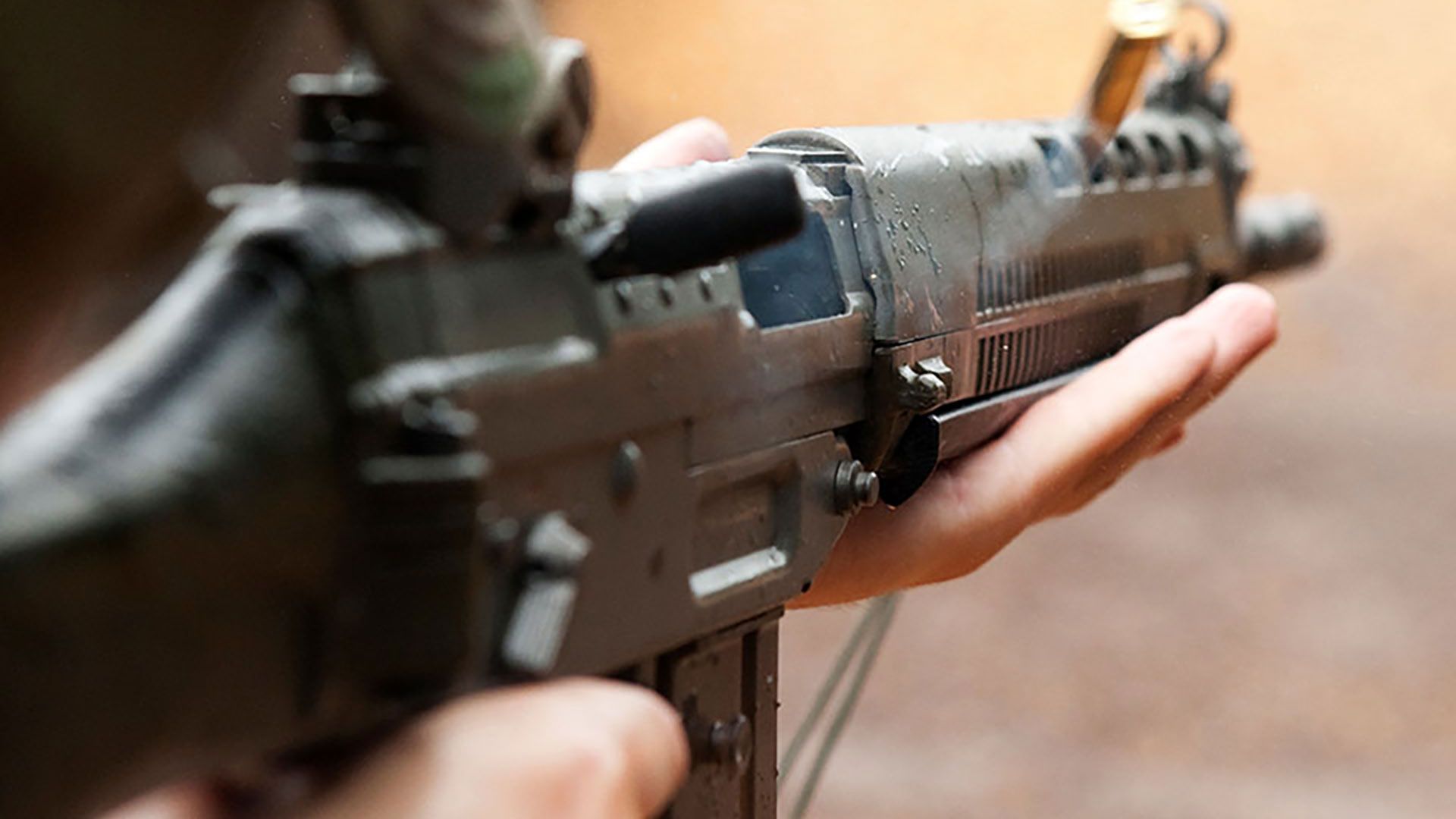 Blick über Schulter des Schützen.