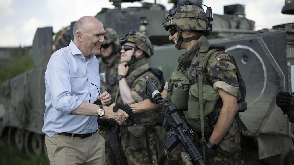 Bundesrat Martin Pfister besucht Truppe an Übung TRIAS.