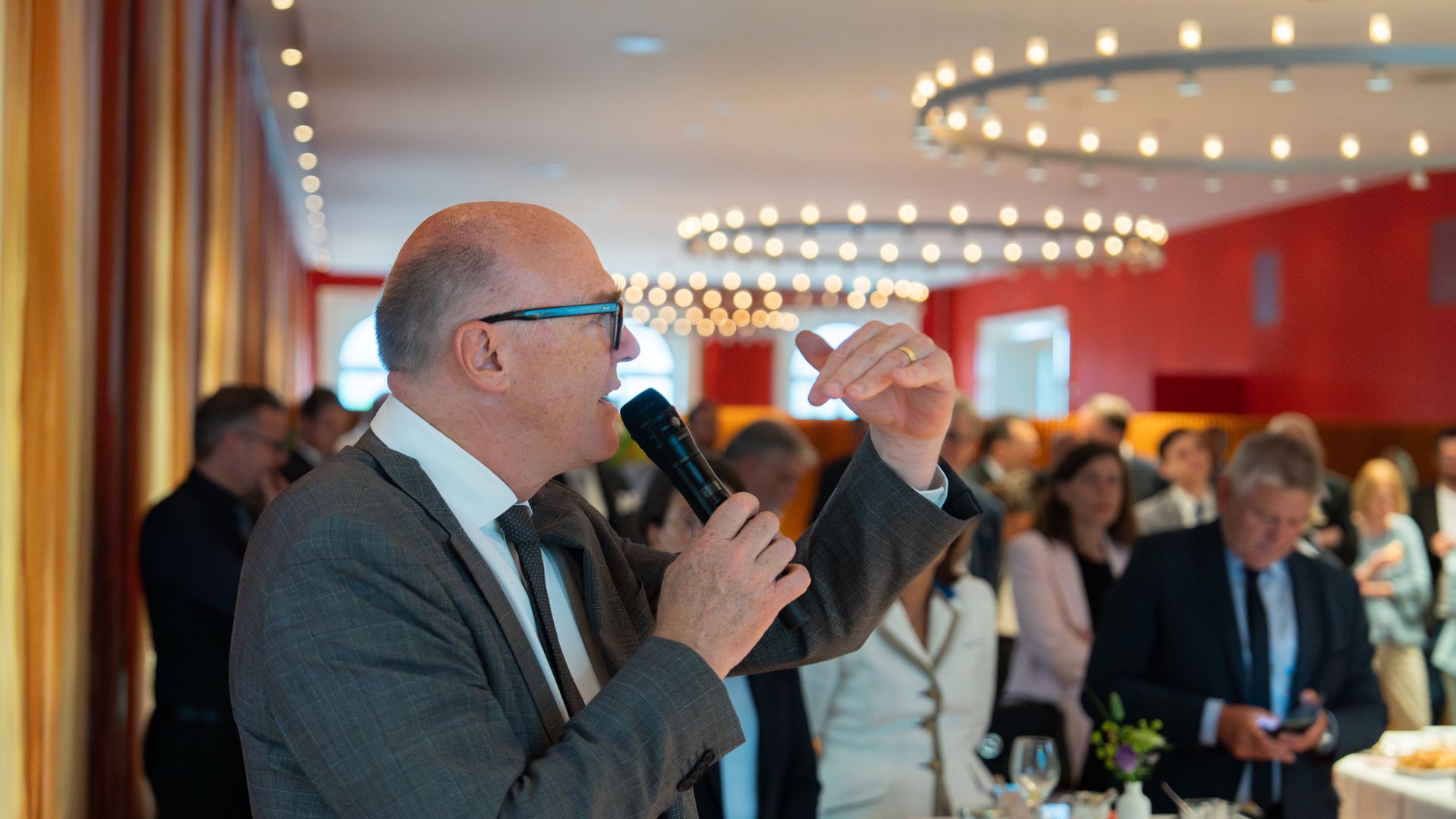 Bundesrat Martin Pfister stellt sich den Fragen der Politikerinnen und Politiker.