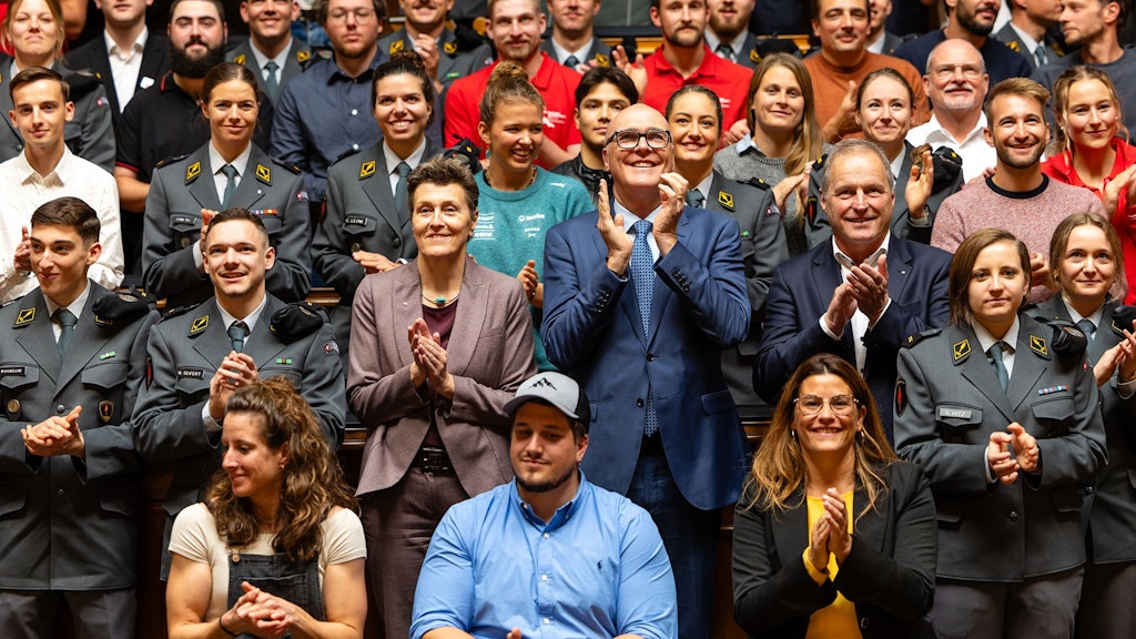 Das Posieren für das Gruppenbild gestaltet sich unterhaltsam.