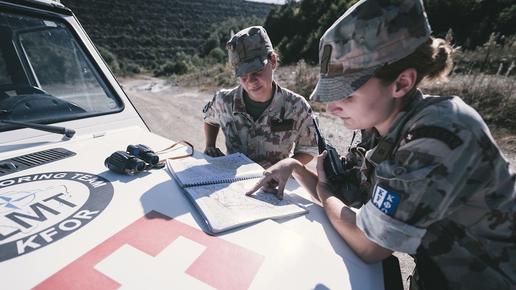Angehörige der SWISSCOY bei Lagebeurteilung