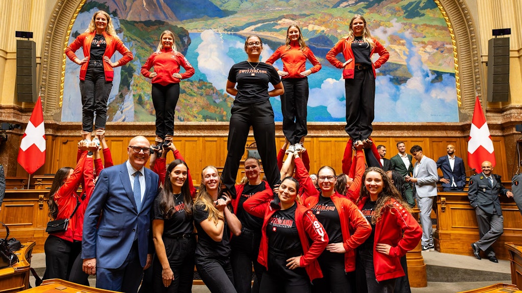 Die Cheerleaderinnen (Silbermedaille an der WM in Orlando) posieren mit dem Sportminister.